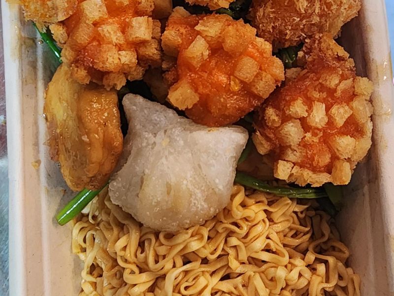 Mì gói xào kèm há cảo, tôm chiên xù